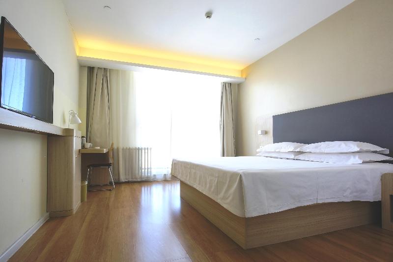 Hanting Hotel (Chifeng Railway Station East Plaza  image