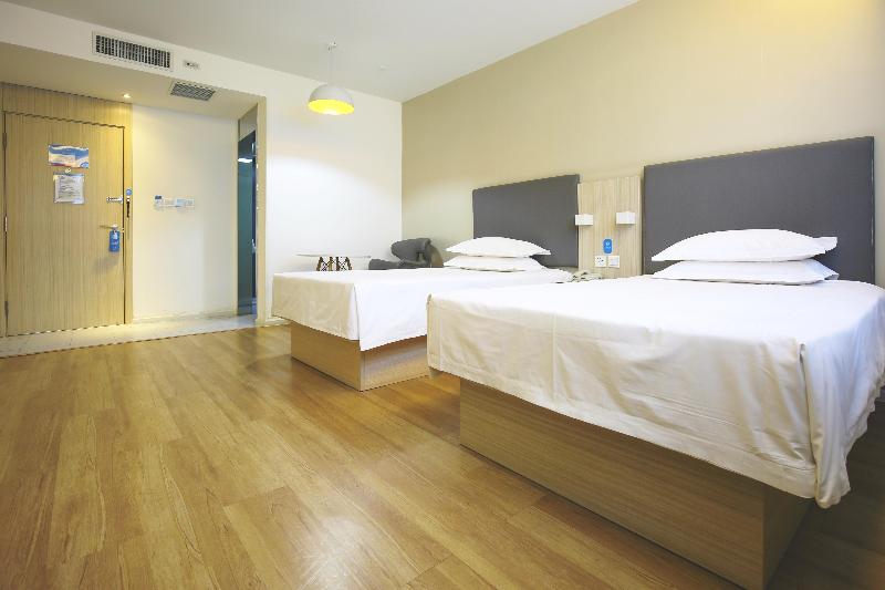 Hanting Hotel (Chifeng Railway Station East Plaza  image
