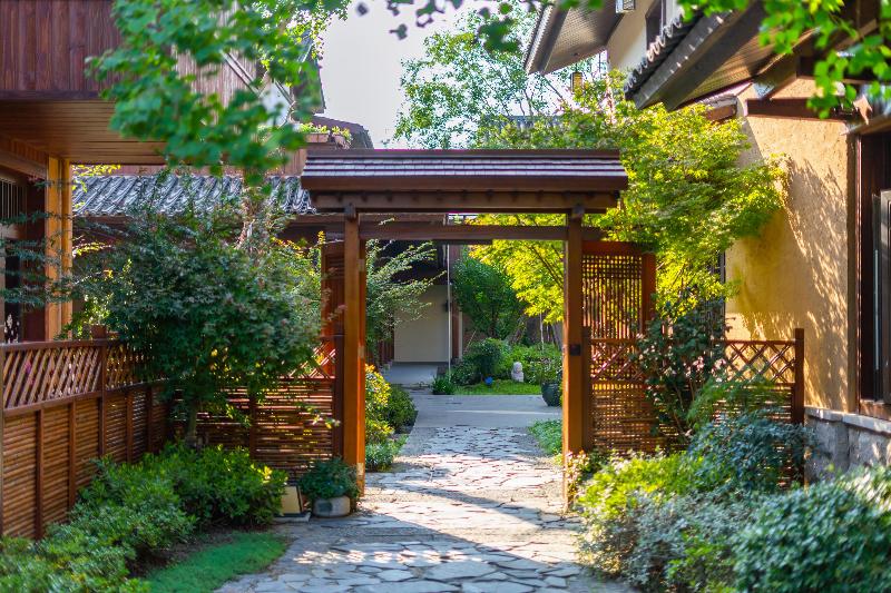 Blossom Hill Yuejingzhuang Hotel image