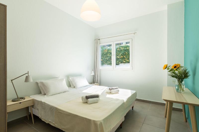 Local Hostel & Suites image