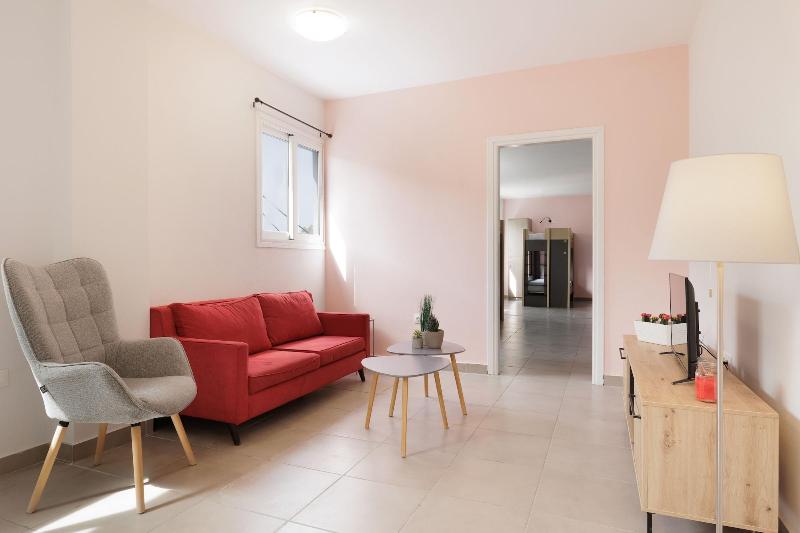 Local Hostel & Suites image