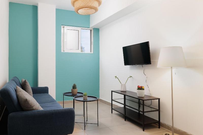 Local Hostel & Suites image