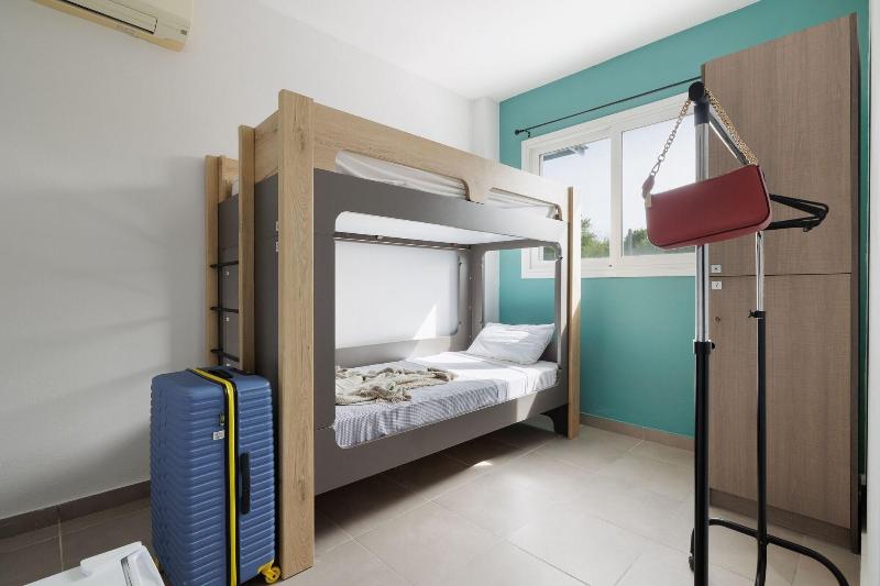 Local Hostel & Suites image