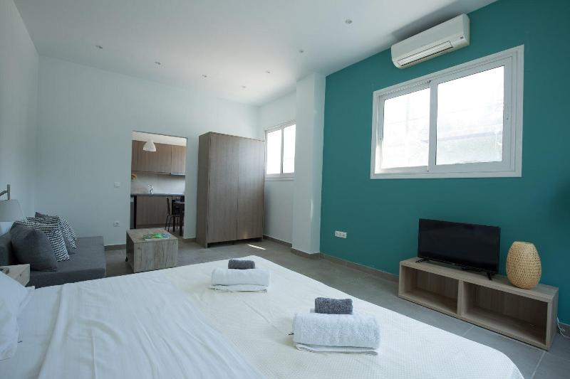 Local Hostel & Suites image
