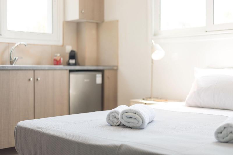 Local Hostel & Suites image