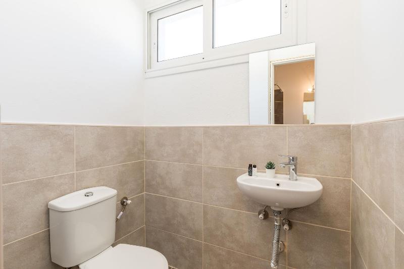 Local Hostel & Suites image