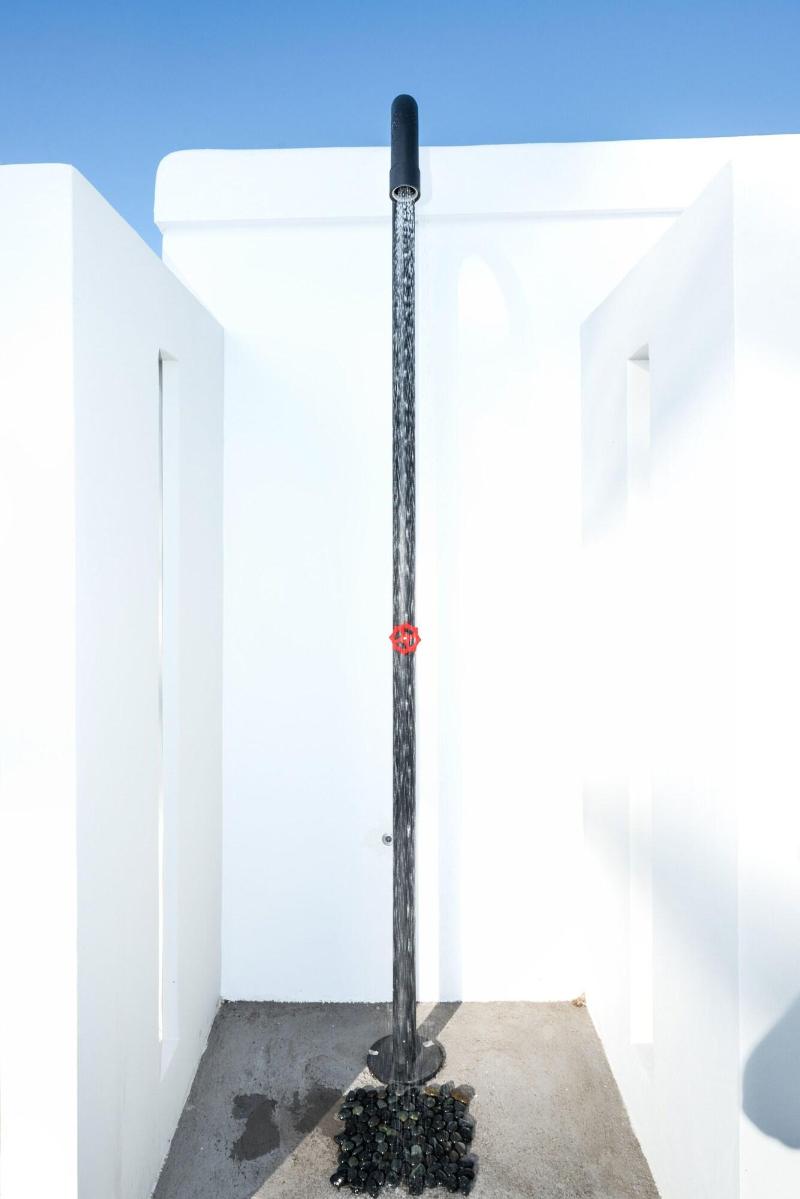 White and Grey 2 — general view