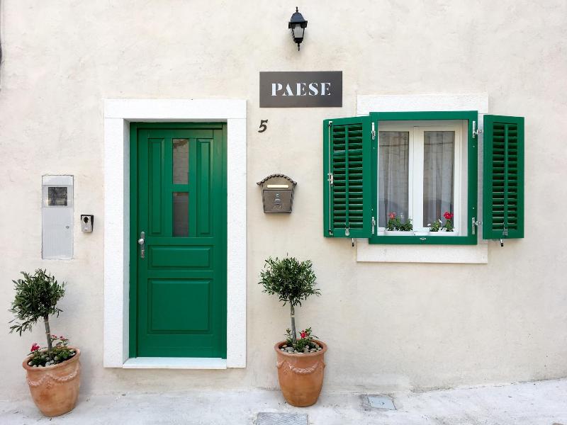 Central Split Apartments and Rooms Paese image