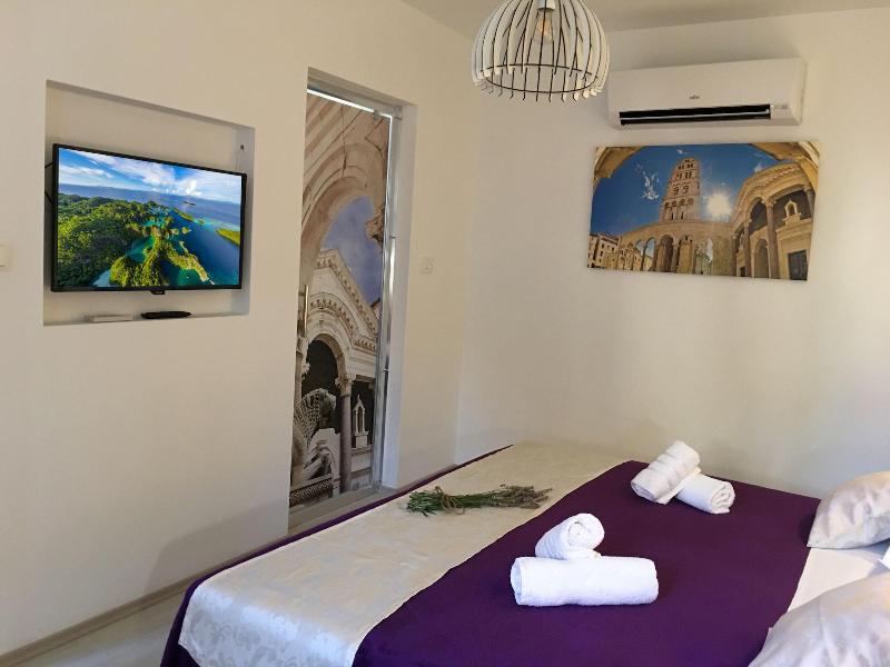 Central Split Apartments and Rooms Paese image