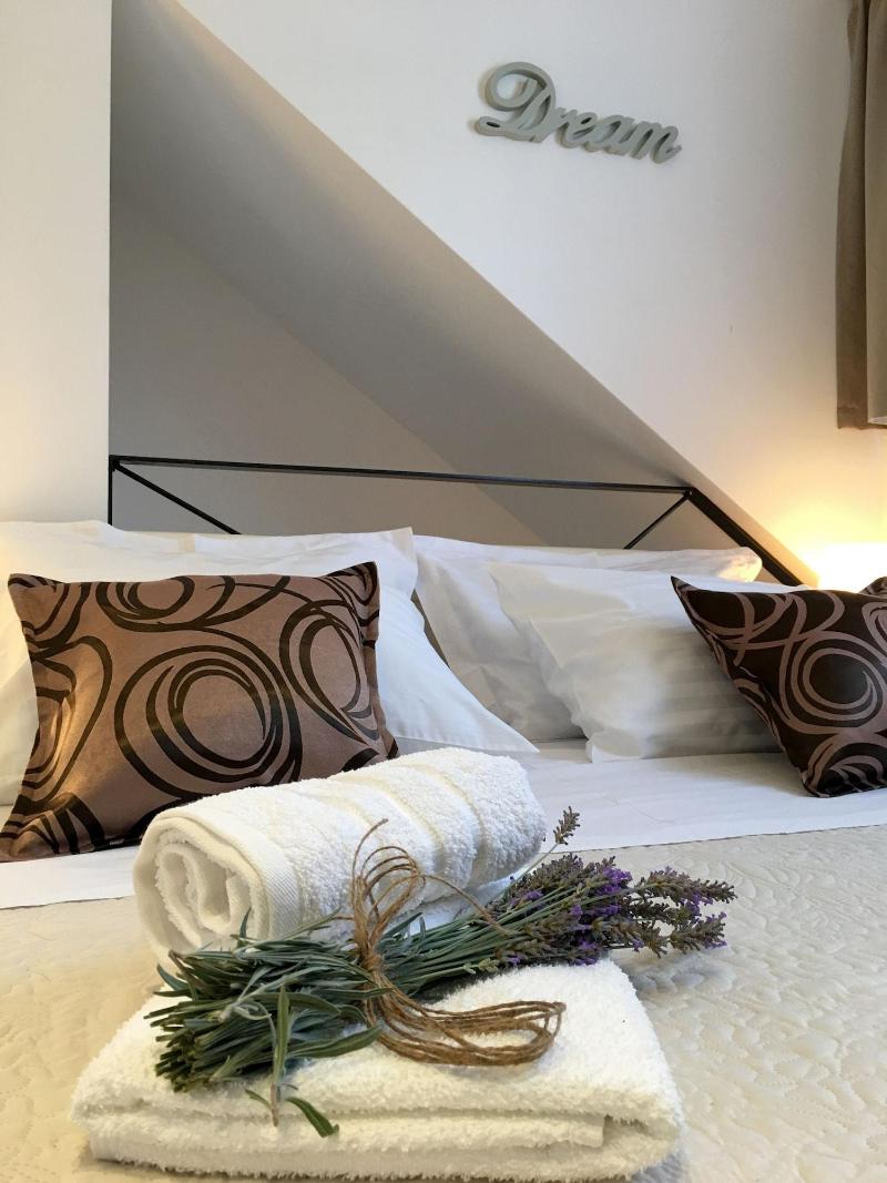 Central Split Apartments and Rooms Paese image