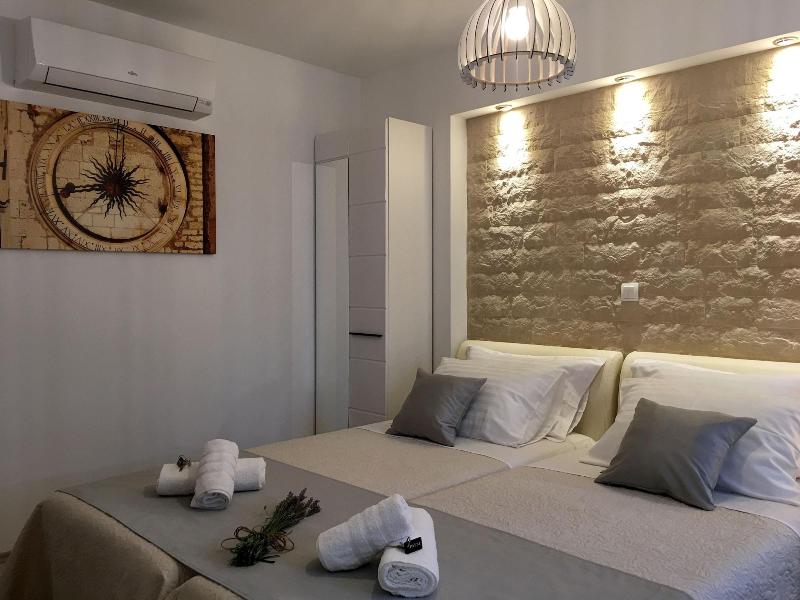 Central Split Apartments and Rooms Paese image