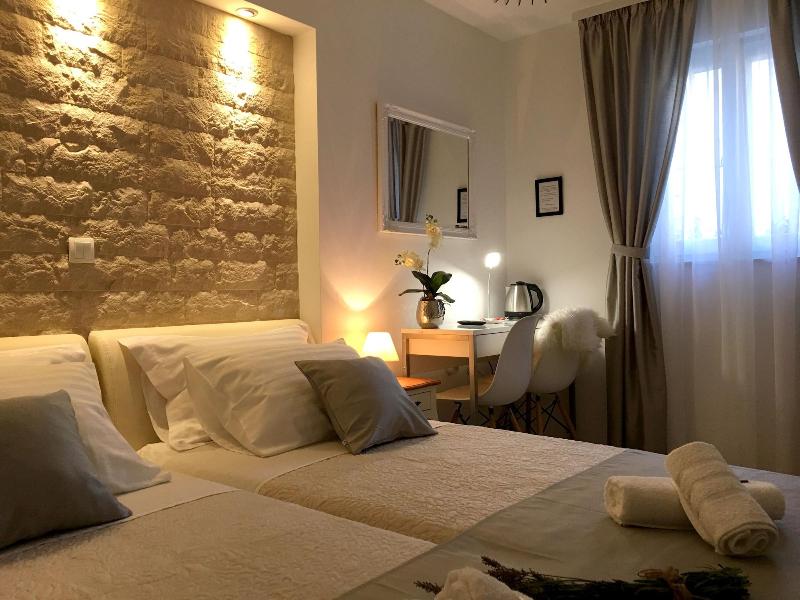 Central Split Apartments and Rooms Paese image