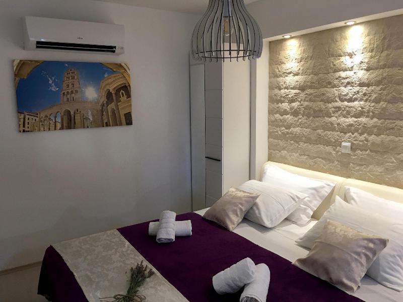 Central Split Apartments and Rooms Paese image