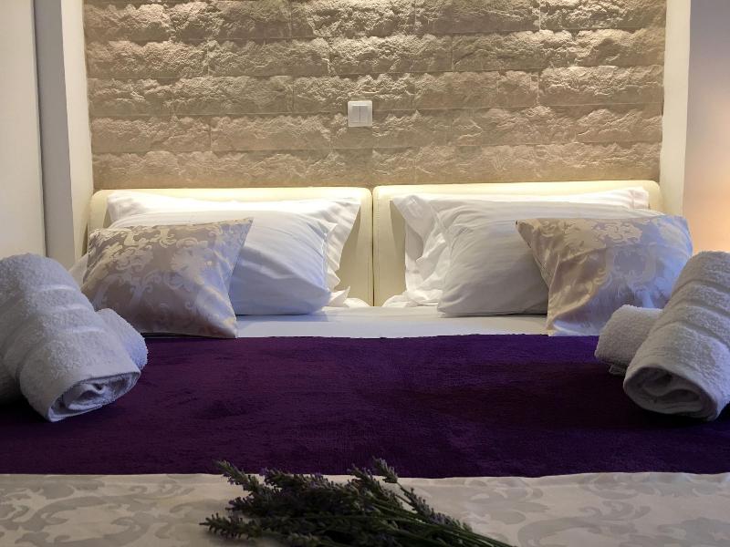 Central Split Apartments and Rooms Paese image