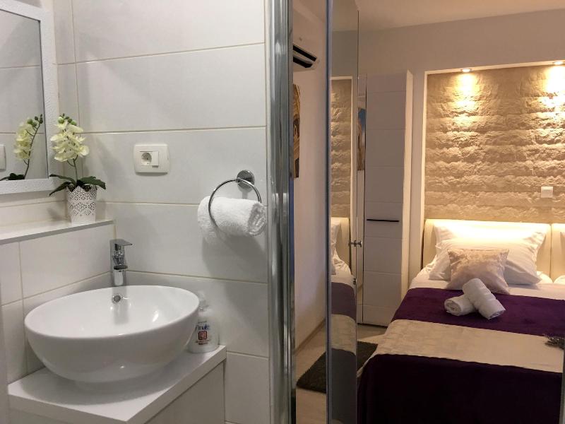 Central Split Apartments and Rooms Paese image