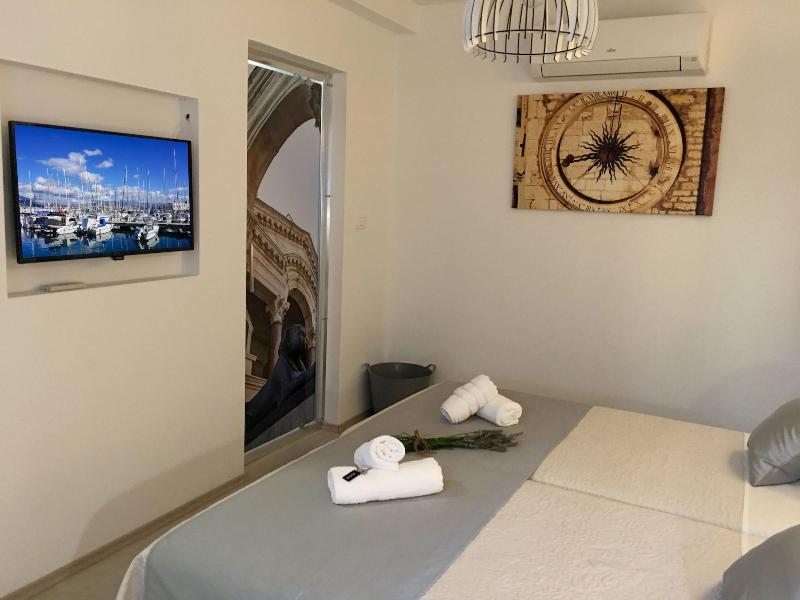 Central Split Apartments and Rooms Paese image
