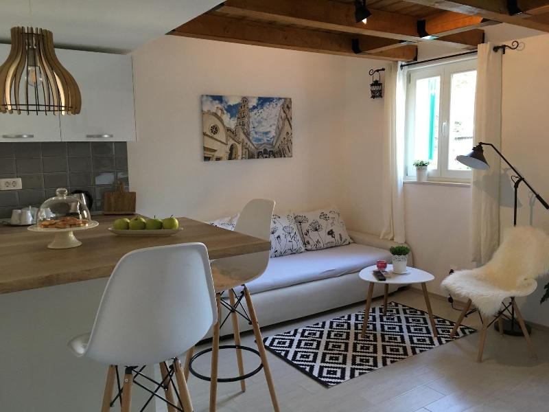 Central Split Apartments and Rooms Paese image