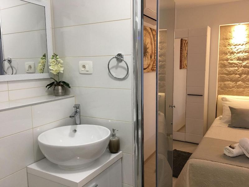 Central Split Apartments and Rooms Paese image