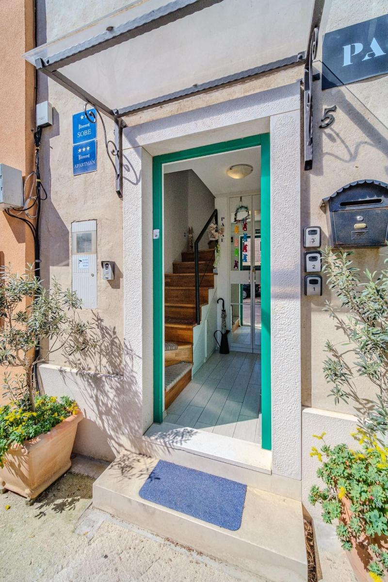 Central Split Apartments and Rooms Paese image