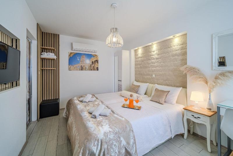 Central Split Apartments and Rooms Paese image