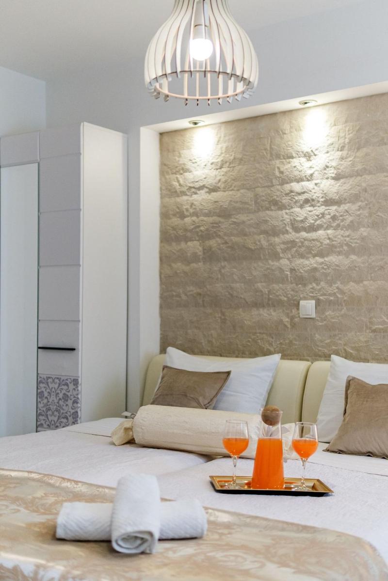 Central Split Apartments and Rooms Paese image
