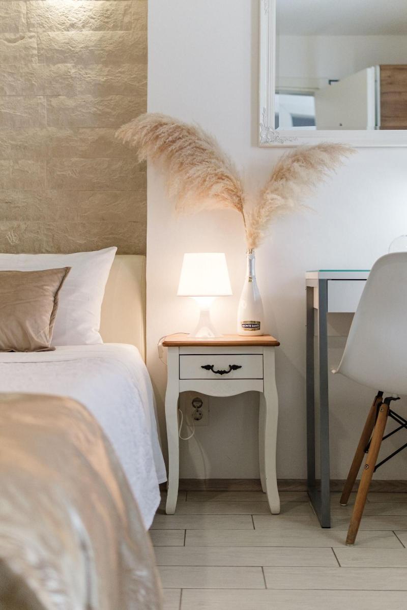 Central Split Apartments and Rooms Paese image