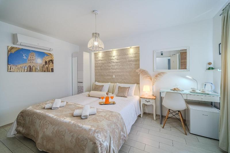 Central Split Apartments and Rooms Paese image