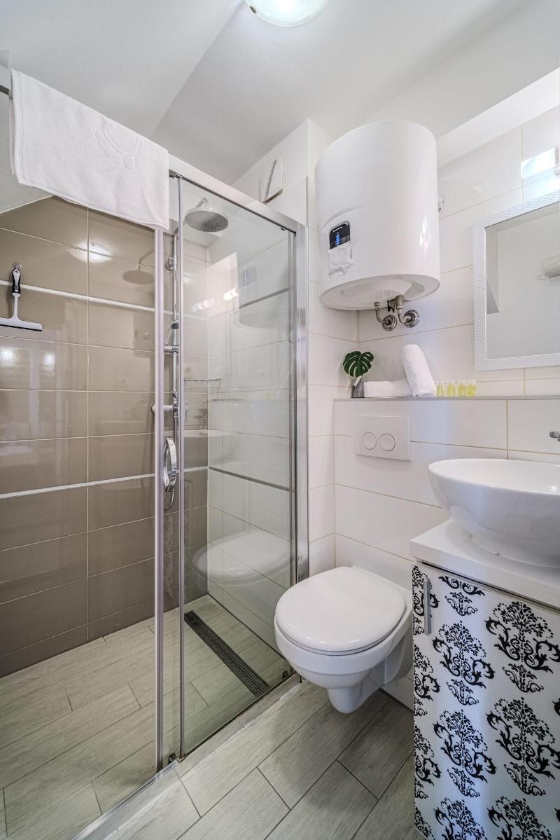 Central Split Apartments and Rooms Paese image