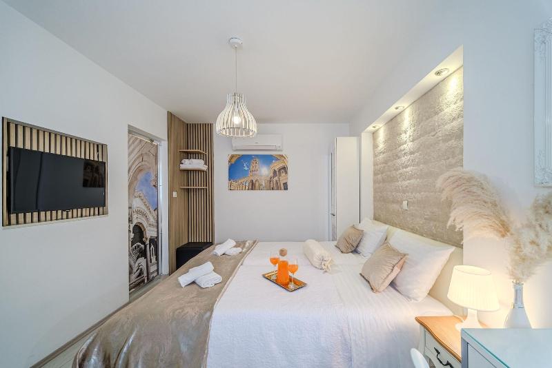 Central Split Apartments and Rooms Paese image