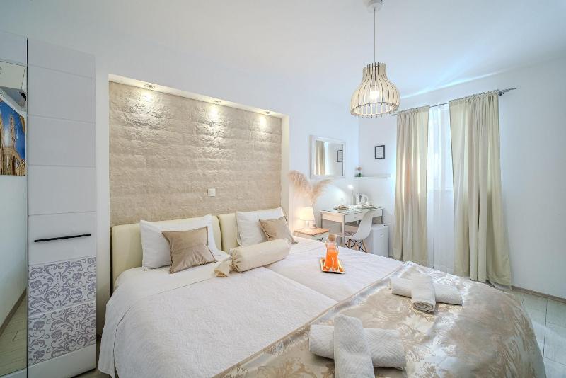 Central Split Apartments and Rooms Paese image