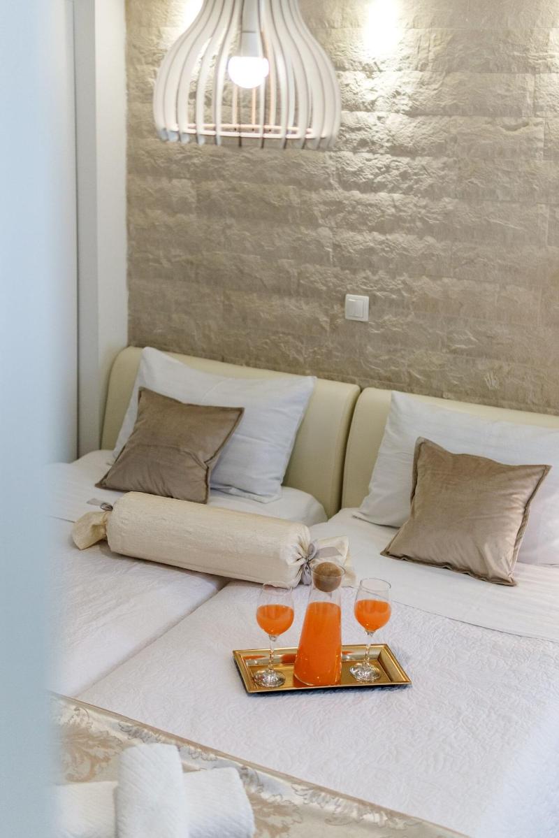 Central Split Apartments and Rooms Paese image