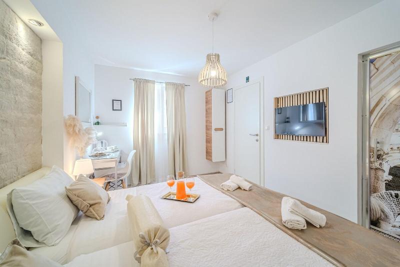 Central Split Apartments and Rooms Paese image