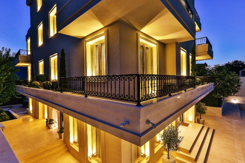 Avanti Hotel & Spa image
