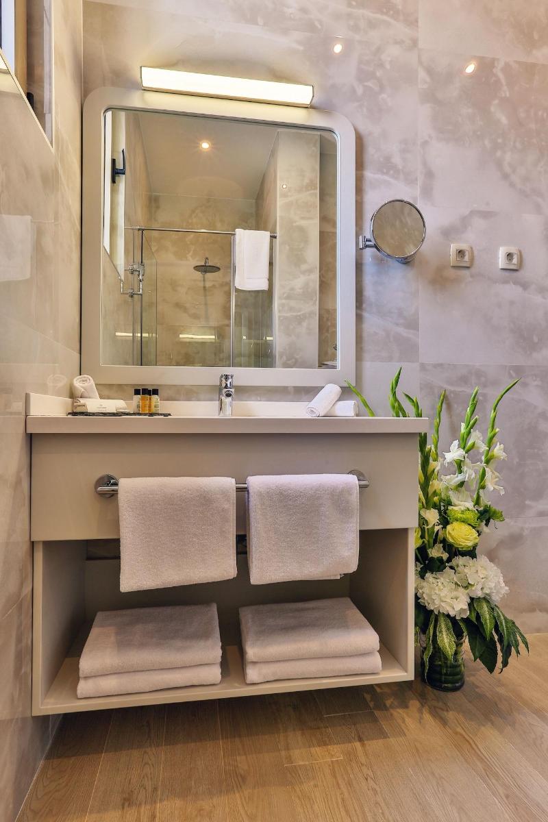 Avanti Hotel & Spa image