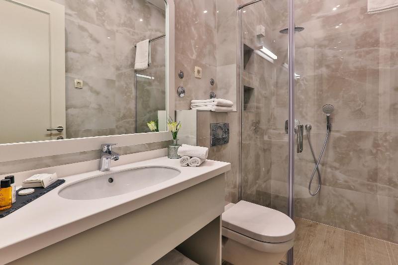 Avanti Hotel & Spa image