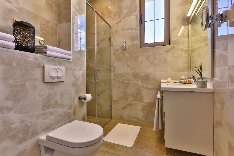 Avanti Hotel & Spa image