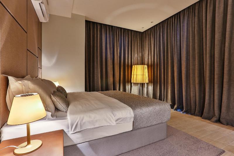 Avanti Hotel & Spa image