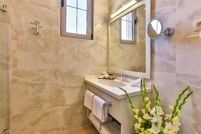 Avanti Hotel & Spa image