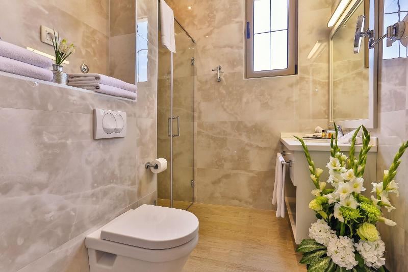 Avanti Hotel & Spa image