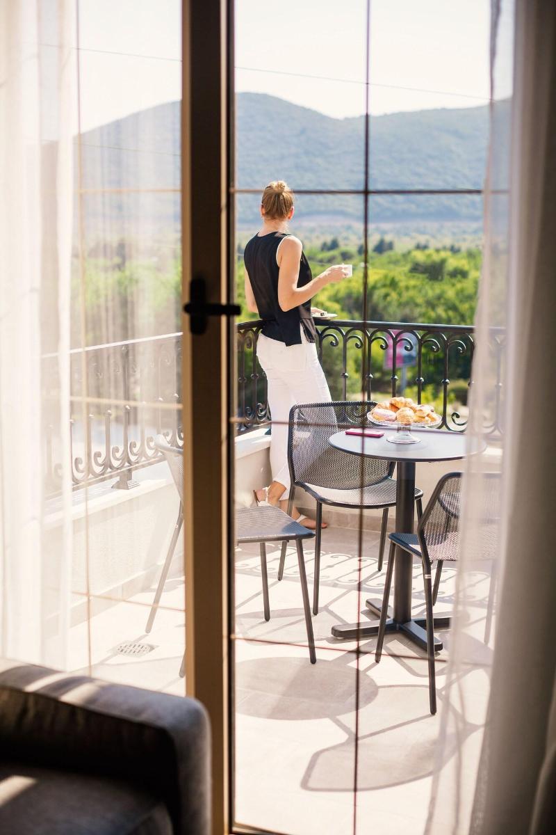 Avanti Hotel & Spa image
