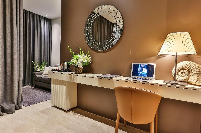 Avanti Hotel & Spa image