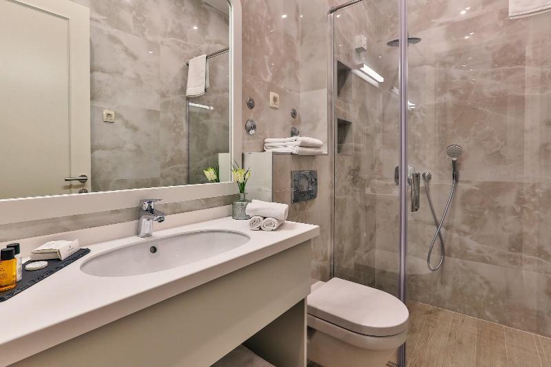 Avanti Hotel & Spa image