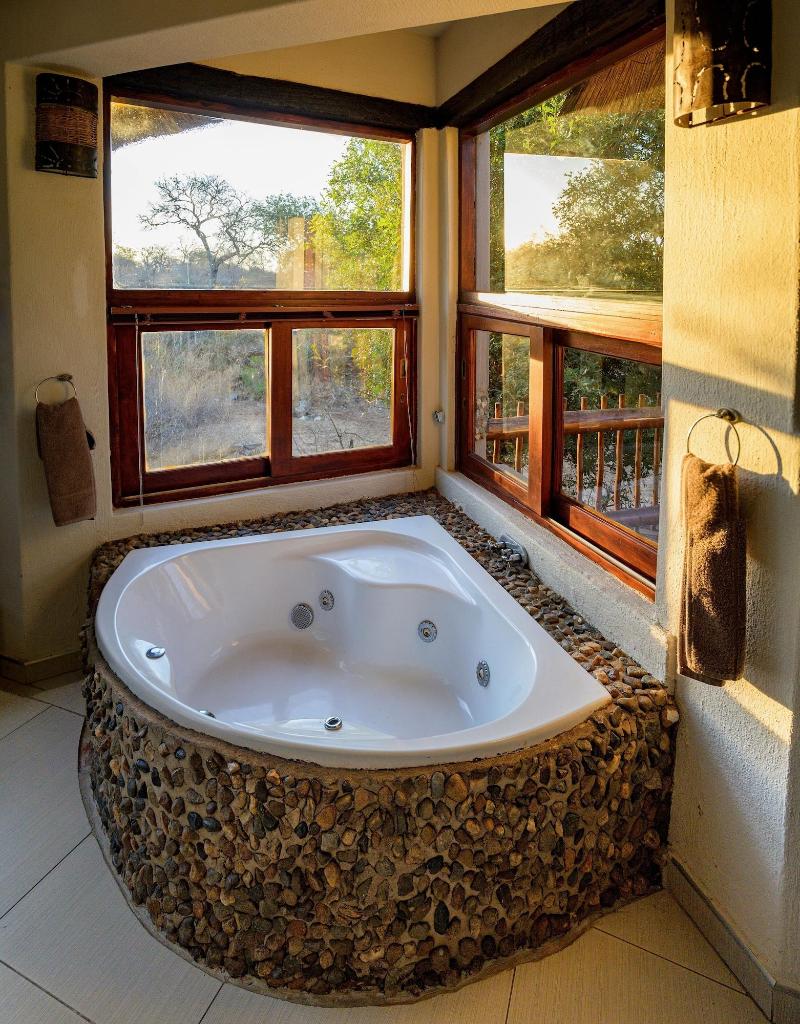 Leopard's Lair Bush Lodge image