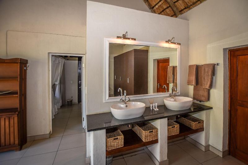 Leopard's Lair Bush Lodge image