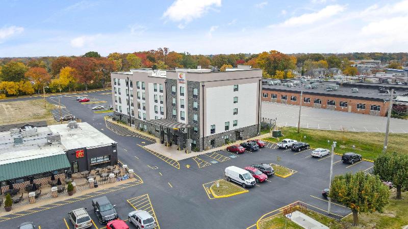 Comfort Suites St. Louis - Sunset Hills image