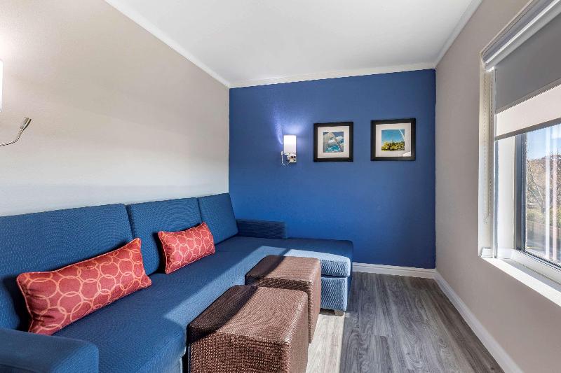 Comfort Suites St. Louis - Sunset Hills image