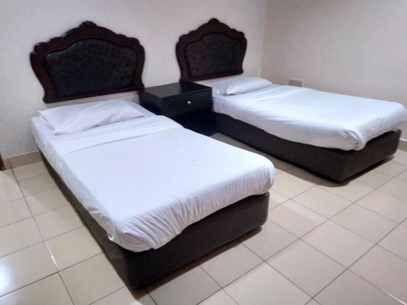 OYO 90376 Centre Point Hotel image