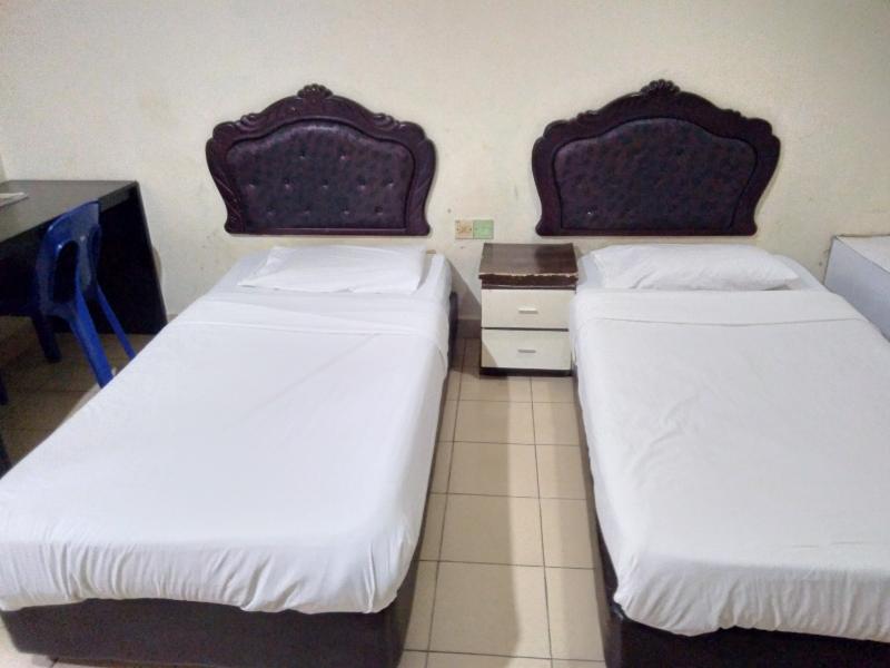 OYO 90376 Centre Point Hotel image