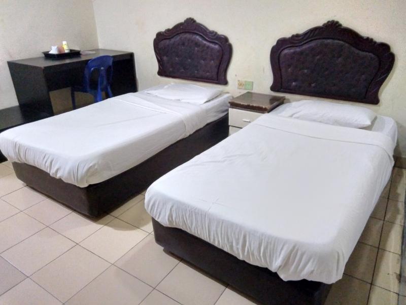 OYO 90376 Centre Point Hotel image