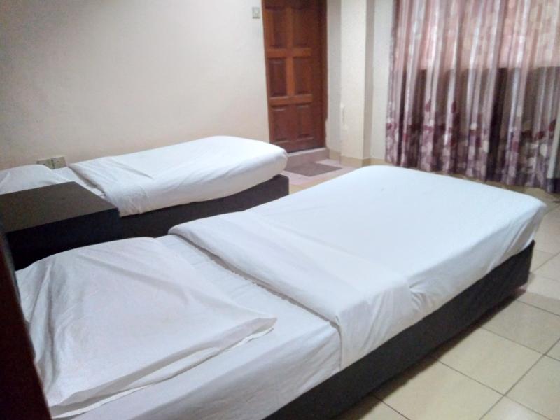 OYO 90376 Centre Point Hotel image